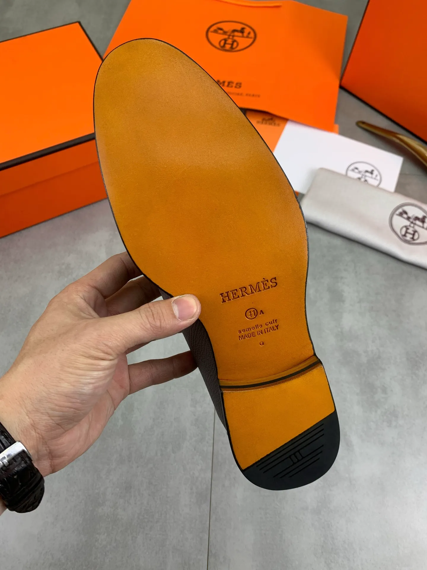 Factory price P980 💰💎💎💎 Original genuine leather outsole Brand: Hermès Grade: Same as the official website Original quality materials: Original soft calfskin Water-dyed cowhide lining Original Italian genuine leather outsole Style categories: Men's fashion Formal casual leather shoes Slip-on men's shoes series Young fashion European and American trends British style Code number: 39-45 (38.46 can be customized)
